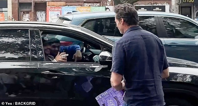 Na kraju, njegov jedini izlaz bio je da mahnem autom čudnog čovjeka i kaže: 'Kako si, brate? Kamo ideš?, 'Prije nego što brzo kliznete u stražnji sjedalo