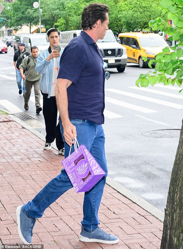 U snimcima koje je dobio DailyMail.com, 56-godišnjak je viđen izlazi iz Radio City Music Hall-a, gdje će u petak svirati svoj iz New Yorka s ljubavnim koncertom