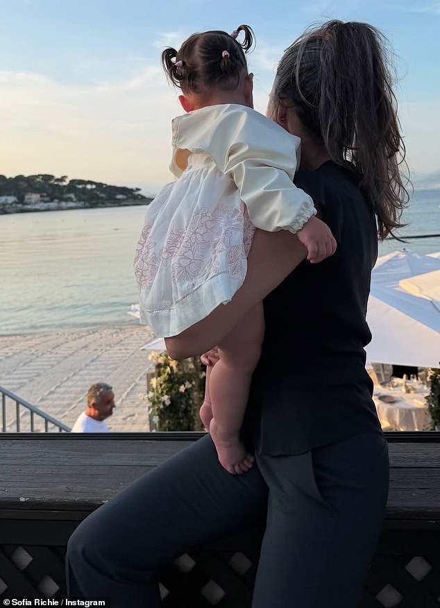 Također je prenijela sliku sebe kako lupa Little Eloise dok su oboje zurili kroz otvoreni prozor kako bi pogledali zasljepljujući pogled na ocean