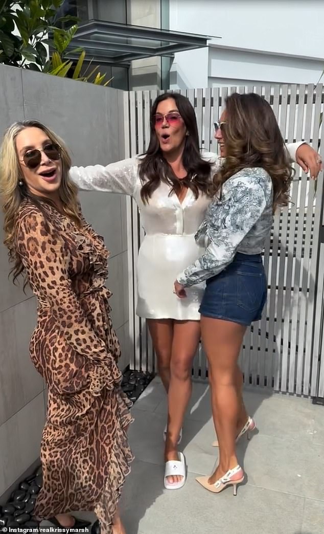 Na snimci su Rhos zvijezde Krissy Marsh, Victoria Montano, Victoria Rees i Matty Samaei viđeni kako bi prevrnuli svoje raskošne dizajnere - i vrlo skupe - odjeću
