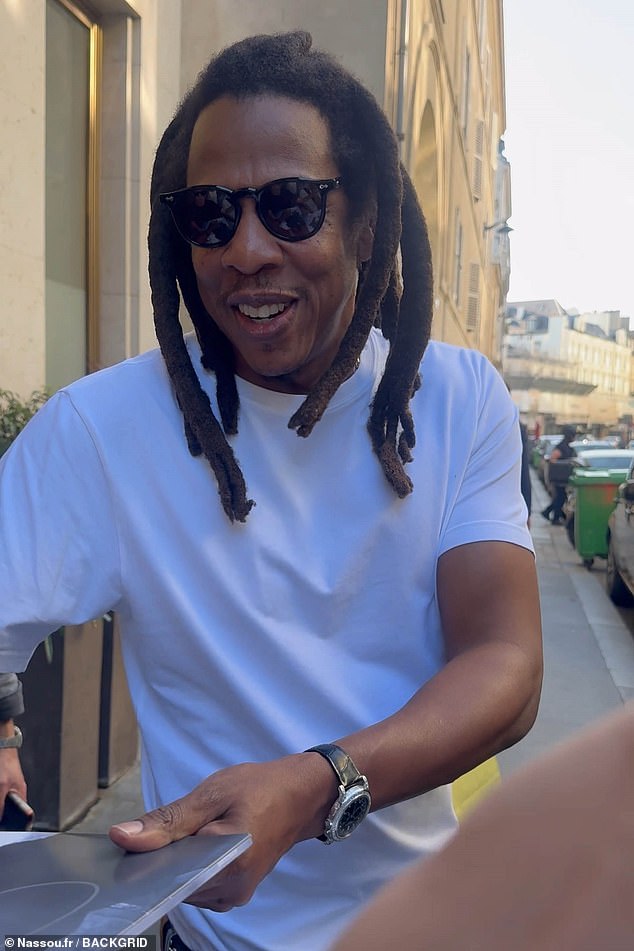 Jay-Z je izveo traperice i bijelu majicu s Tan Timberland čizmama dok je potpisao autograme izvan francuskih ureda za luksuznu robu