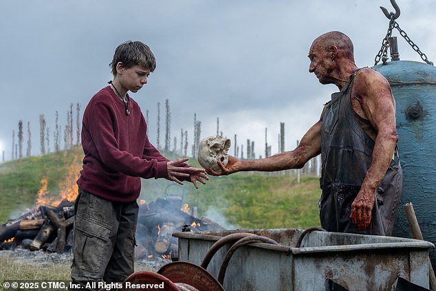 SPIKE (lijevo) - Igrao je Alfie Williams kojeg su kritičari nazvali 'draguljom' - 12 -godišnji je dječak čija je majka Isla (Jodie Comer) nestala, zbunjena i depresivna