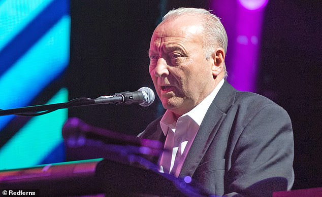 James of Deacon Blue nastupa na pozornici u Usher Hallu, 08. prosinca 2021
