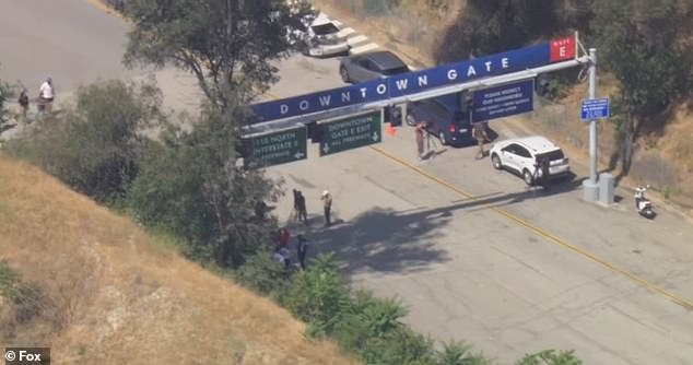 Fotografije snimljene na igralištu pokazale su nekoliko maskiranih agenata insceniranih u blizini vrata e