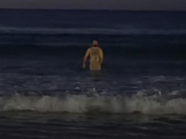 Woods (na slici) ušao je u ocean u svom rođendanskom odijelu - hrabar podvig usred zime - a zatim je slučajno otkrio svoju muškost gledateljima u šokantnim scenama