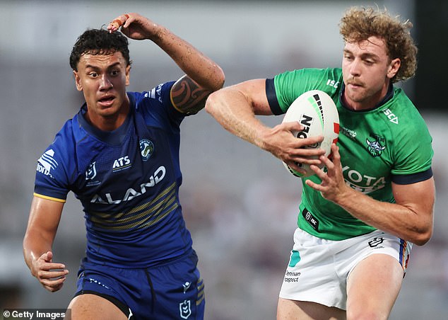 Poznat po svojoj emociji na Dan igre, glavni trener bit će izbio od ponosa, jer njegov sin Jed (na slici, desno) debitovao je u NRL -u