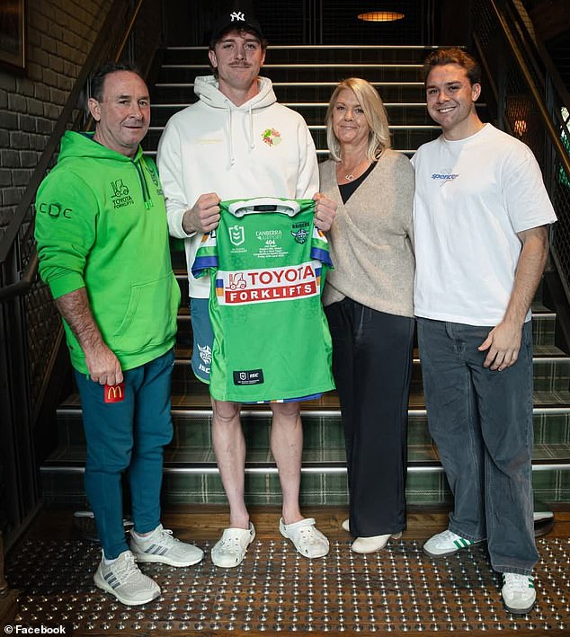 Ricky Stuart (na slici, lijevo) našalio se ovog tjedna da će možda imati pucanj viskija da smiri živce ispred Jedovog debija NRL -a