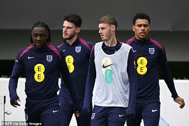 Uključeni su declan riža od Arsenala (drugi lijevo) i Chelseajev Cole Palmer (drugo desno)