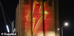 Mještani Melbournea prepoznali bi silose na popisu baštine kao ikoničnu znamenitost koju je 1961. godine izgradio Neon Electric Signs, nedaleko od kriketa Melbournea (MCG)