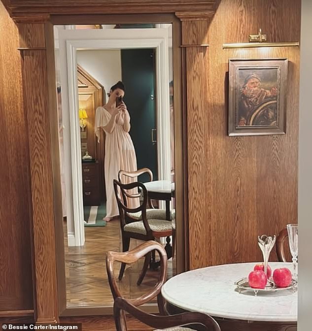 Daljnji postovi koje je Bessie podijelila na svom Instagramu otkrila je da je proslavila izdanje svoje nove serije Hotel Aetugeous the Sea Containers u Londonu