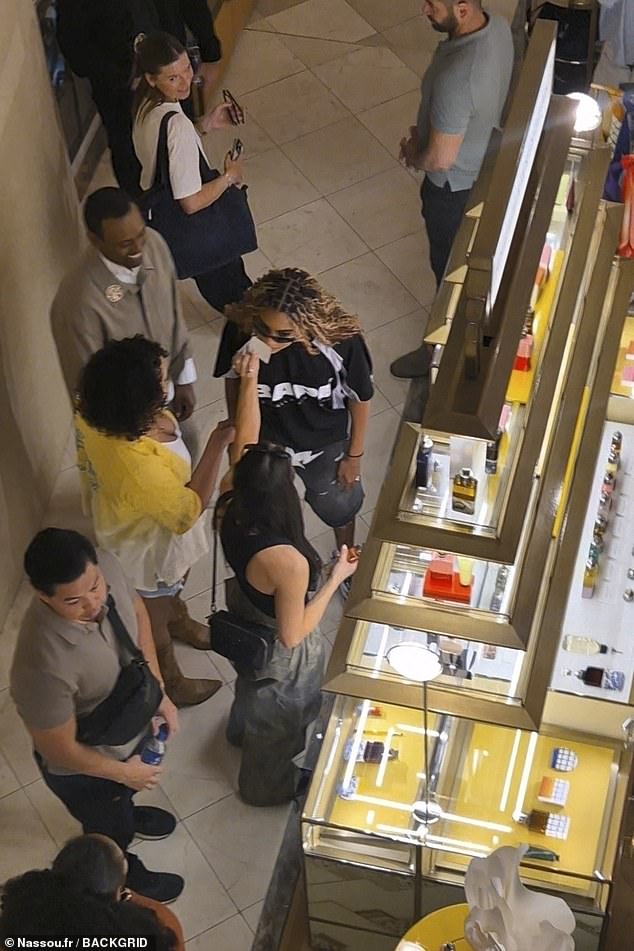Ljuljala je crnu majicu s bapeom uparenom sa sivim traper kratkim hlačama i elegantnim sivim trenerima