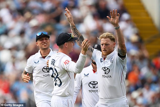 Ben Stokes slavi nakon što je na kraju uklonio Jaiswal za 101. dana prvog dana u Headingleyu