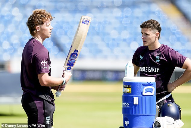 Mnogi su mislili da je 21-godišnjak trebao igrati u prvom testu ispred Ollie Pope (lijevo)