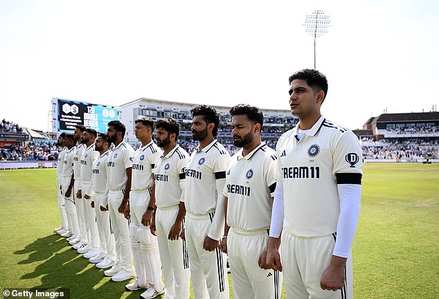 I Engleska i Indija nosile su crne trake i promatrale minutu tišinu kao znak poštovanja prema onima koji su izgubili život u zrakoplovnoj nesreći Air India prošlog tjedna u Ahmedabadu