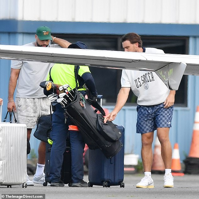 Rukovatelji prtljage nosili su set golf klubova uoči Kelceovog nastupa u nekom događaju