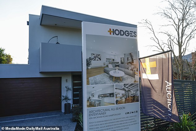 Visoki par, koji je najavio svoj podjelu u veljači, naveo je prostrani Pad Hampton East s rasponom cijena od 1,5 milijuna dolara na 1,58 milijuna dolara