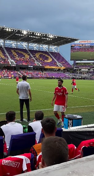 Orkun Kokcu hoda ravno pored menadžera i pušta ga nakon što ga je zakačio