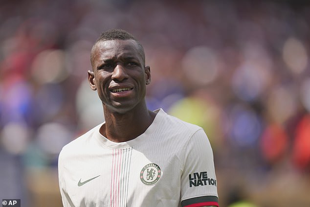 Senegal International je također napisao: 'Još jedan crveni karton i iskreno, tako sam ljut na sebe'