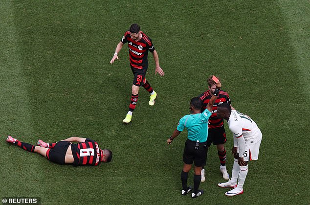 Jacksonu je prikazan ravni crveni karton za ružni prekršaj na Flamengo zvijezdi Ayrton Lucas (lijevo)