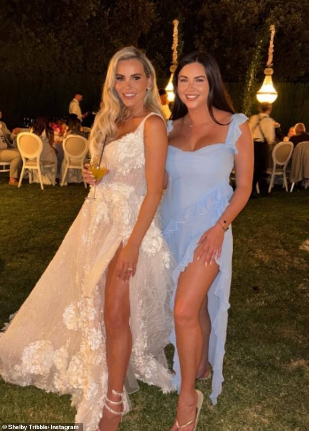 Za matice, Georgia (na slici Shelby Tribble) zapanjena u raskošnu bijelu čipkastu haljinu s podijeljenom bočnom dijelom bedara, koju je oblikovala s privezanim petama od stiletta