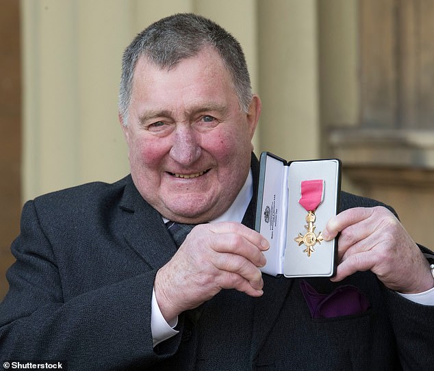 McLauchlan je 2017. godine postao OBE za usluge ragbiju