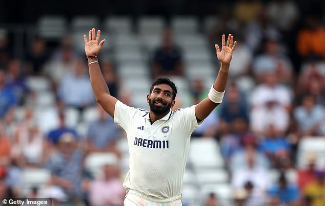 Jasprit Bumrah iz Indije slavi nakon što je preuzeo wicket Joea Roota kasno u drugi dan