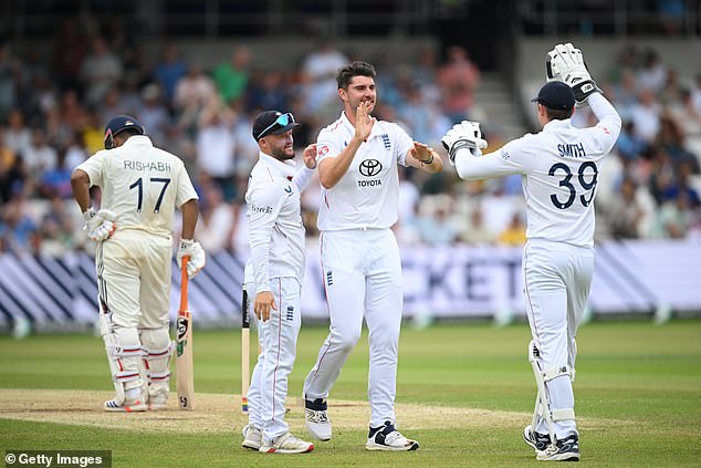 Josh jezik (centar) odigrao je ključnu ulogu u povratnom povratu Engleske, preuzevši ključne wickets