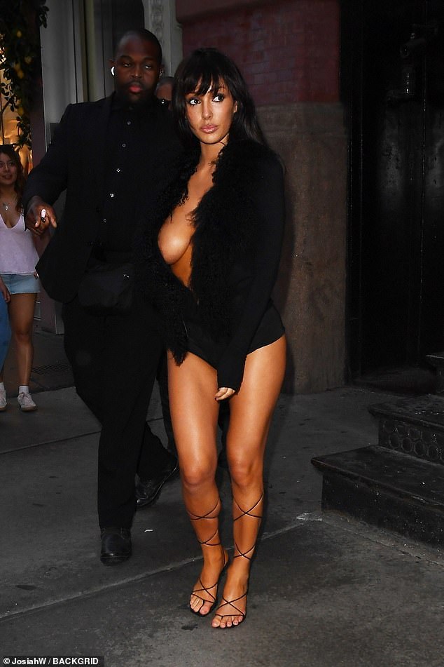Kanye je često uspoređivao Biancu i Kim, a obožavatelji su nagađali da su Censorijeva glatka crna kosa i kokošne odjeće namjerni odjeci njegove bivše supruge izgleda njegove bivše supruge