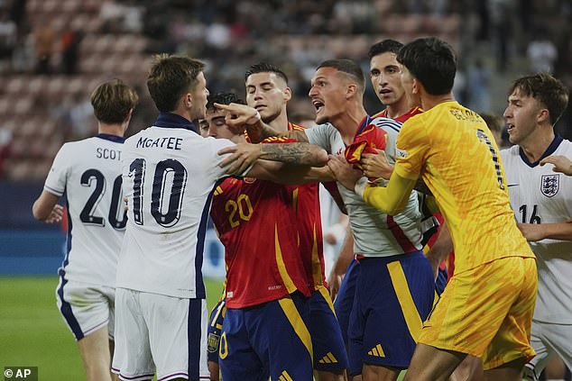 Utakmica je završila bijesnom svađom od 22 čovjeka dok se španjolsko kiselo grožđe prolilo na zvižduku