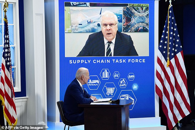 Smith je viđen kako razgovara s bivšim predsjednikom Joeom Bidenom tijekom sastanka s radnom skupinom za poremećaje lanca opskrbe