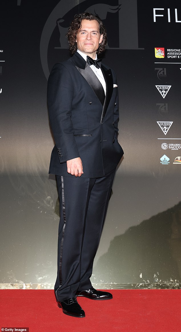 Pierreovi izgledi postavili su ga po istoj vjerojatnosti kao i dugogodišnji prednji trkač Bond Henry Cavill (viđen u lipnju)