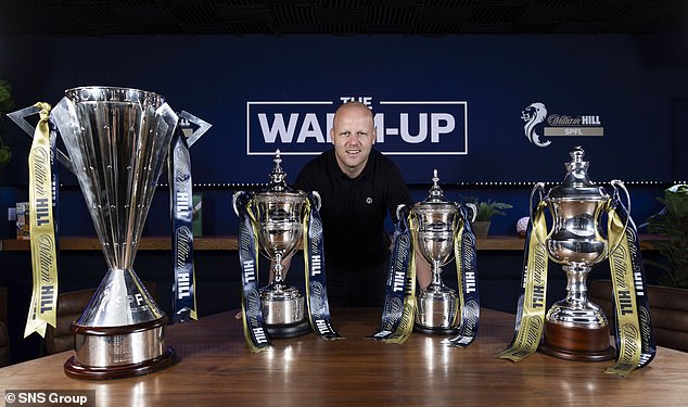 Naismith je prikazan s raznim trofejima Škotske lige na događaju William Hill Launch