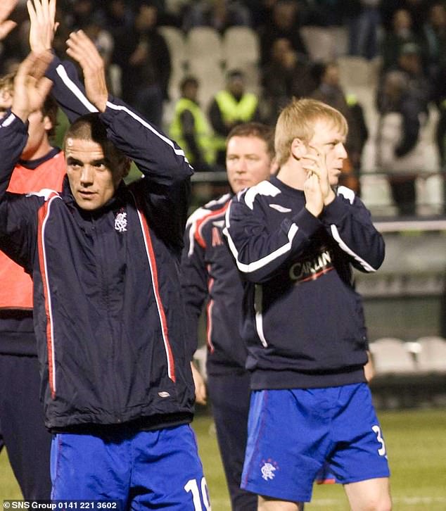 Matchwinner Nacho Novo, gore lijevo, slavi s Naismith -om nakon što je Španjolski gol srušio Panathinaikos iz Kupa UEFA