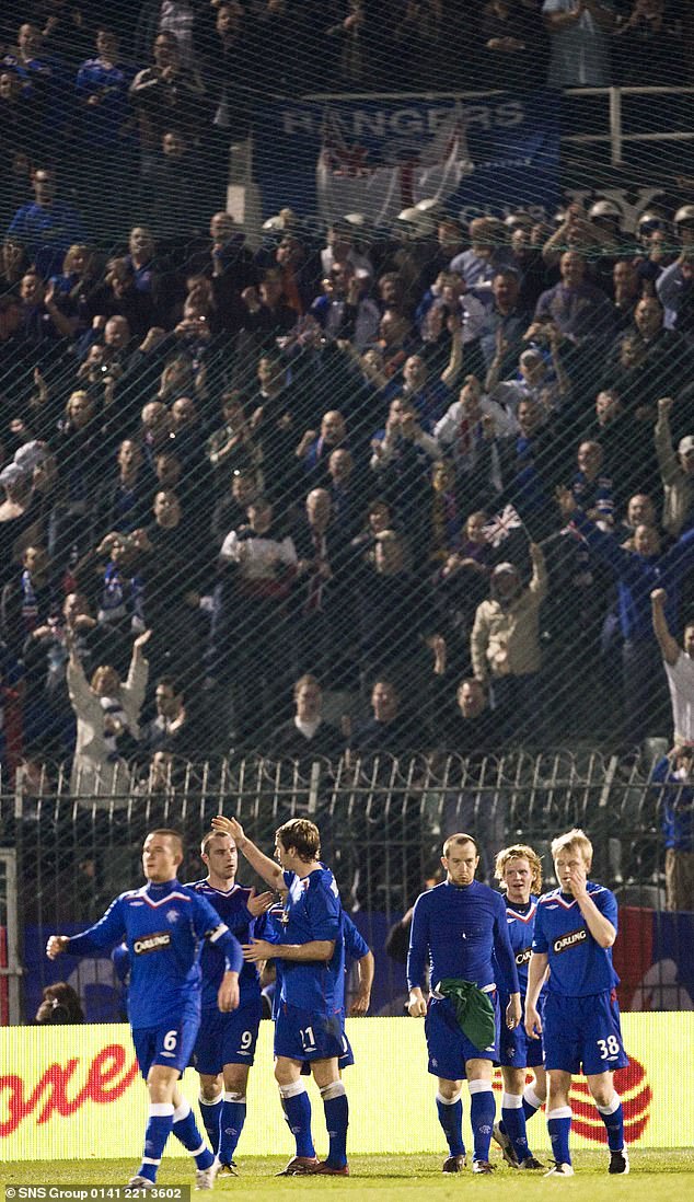 Naismith i igrači Rangersa pozdravljaju putnu potporu nakon remiju 1-1 u Grčkoj na putu do finala UEFA Cupa