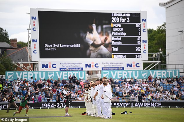 Engleska i Indija pljeskali su u nedjelju u čast Lawrencea, koji je umro u dobi od 61 godine