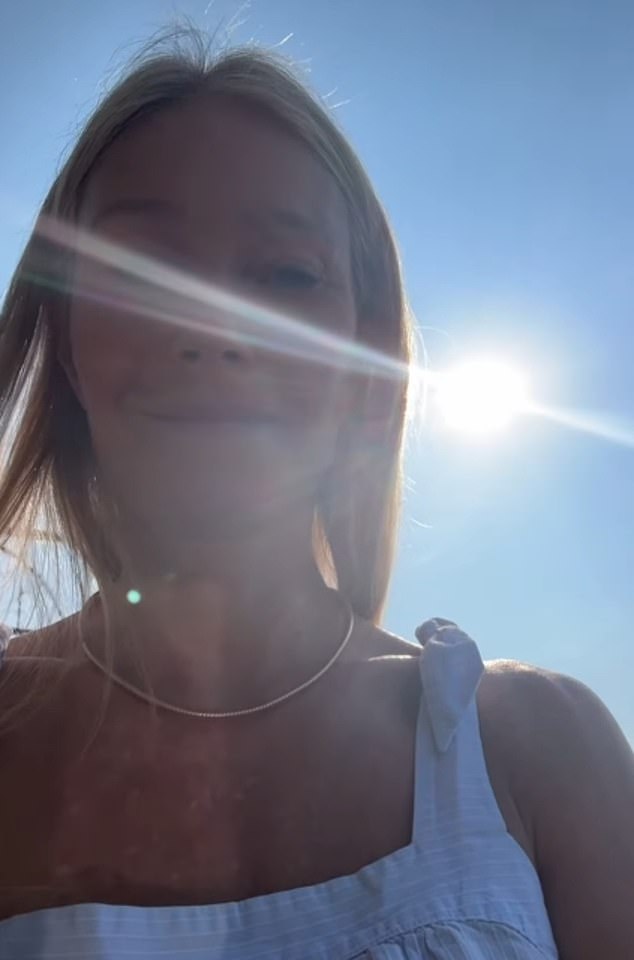 Video - postavljen na kraljevsku Otis Song Egg Beater - pokazao je da se Paltrow sprema za doručak u labavom bijelom vrhu, bijelim hlačama i crnim papučama.