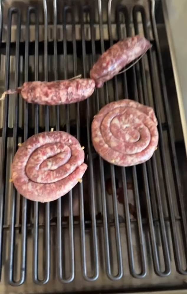 Osnivač GOOP -a zatim je stavio maslac u tavu i počeo joj izrađivati hash smeđe, prije nego što je stavio nekoliko veza za kobasice i nekoliko uvijenih kobasica Cumberland na roštilj na roštilj