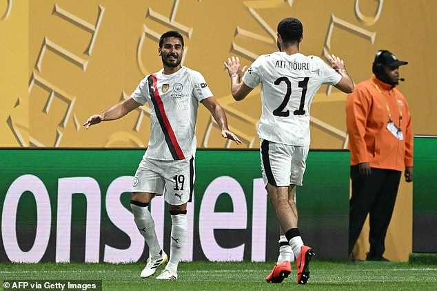 Ilkay Gundogan (lijevo) postigao je dva gola u jednostranoj utakmici protiv najboljeg tima UAE