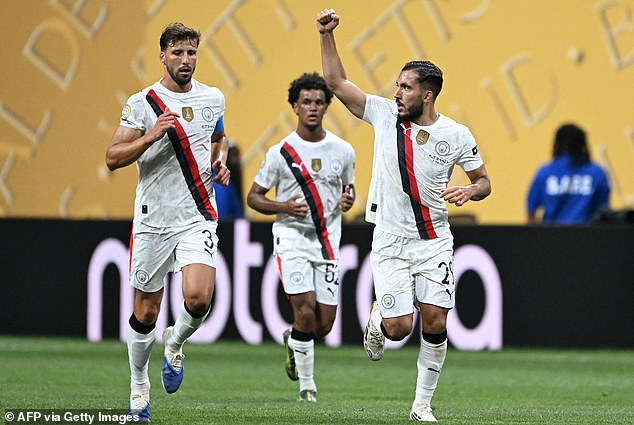 Rayan Cherki (desno), ljetni potpisivanje iz Lyona, bio je među strijelcima na njegovom gradskom debiju