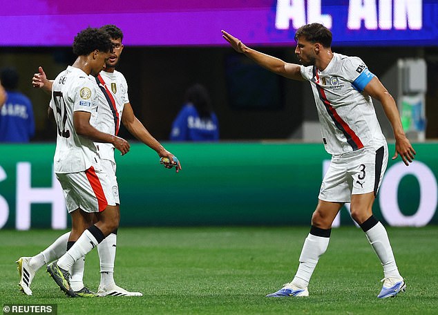 Oscar Bobb (lijevo) postigao je svoj klupski gol na tri kada je pronašao mrežu krajem drugog poluvremena