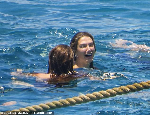 Aussie Popstar nije mogla obrisati radost s lica, smijući se jednom u vodi