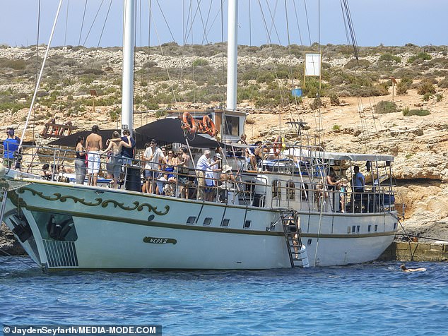 Par je viđen kako se druže s gostima na palubi i uživaju u oceanskom povjetarcu dok su svečanosti pobijedile u punom zamahu
