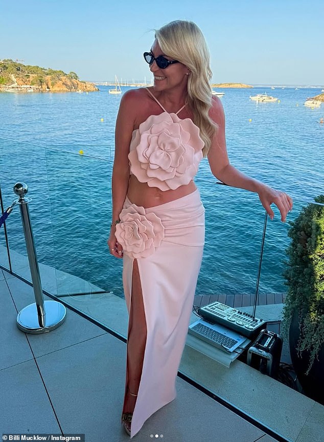 TOWIE STAR (37), koji se službeno razdvojio od igrača Premier lige Andyja Carrolla prošlog rujna, namočio je sunce u Mallorci za raskošno vjenčanje Georgia Kousoulou