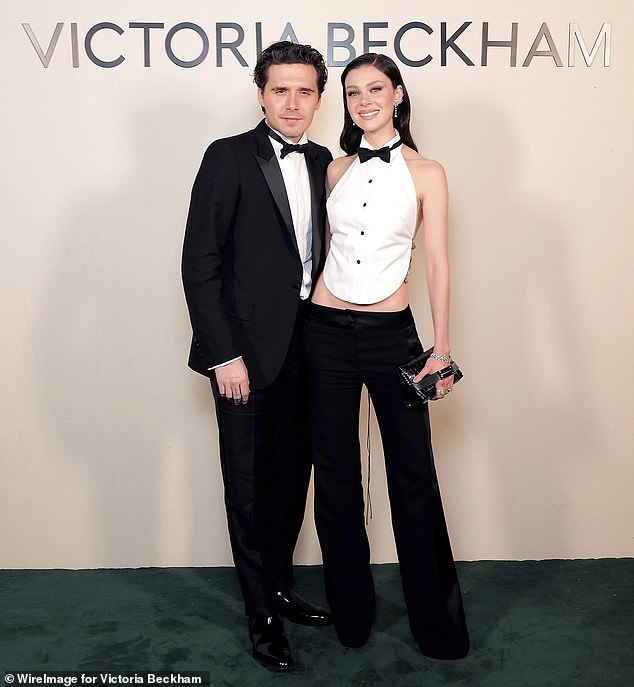 Brooklyn je prošle godine nosio gotovo identičnu bijelu košulju i luk za svoju suprugu na modnoj reviji Victoria Beckham u Parizu prošle godine