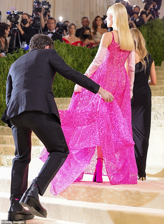 Brooklyn se pokušava sakriti iza Nicole pokupivši vlak svoje luksuzne haljine (na slici na 2021 Met Gala)