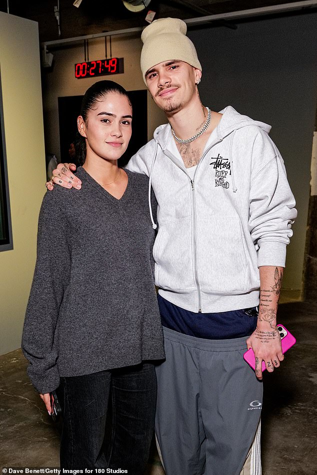 Romeo Beckham, 22 godine, smiješi se Kim Turnbullu u ožujku. Par se od tada razdvojio