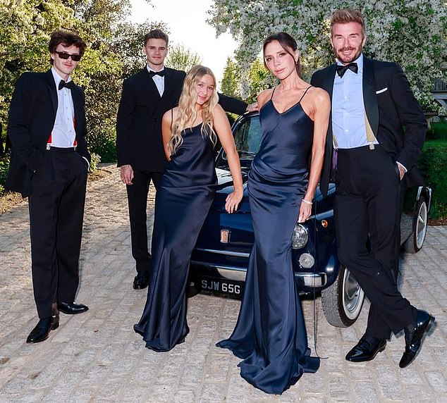 Beckhams, bez Brooklyna, poziraju u usklađivanju svečanog trošenja tijekom 50. proslave Sir Davida u Cotswoldsu