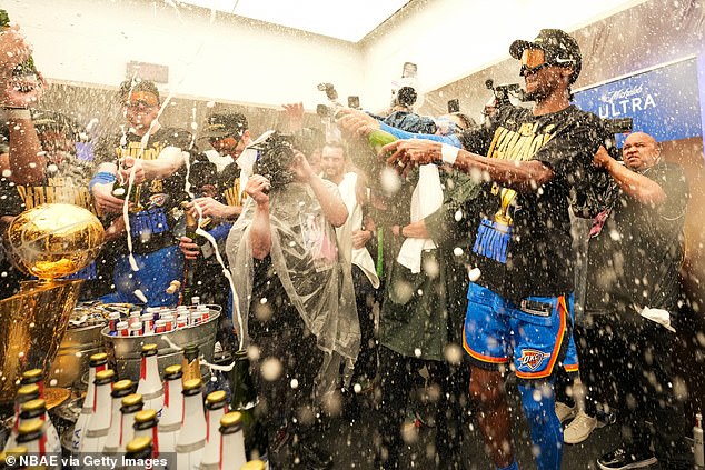 Shai Gilgeous-Alexander of the Oklahoma City Thunder slavi u svlačionici