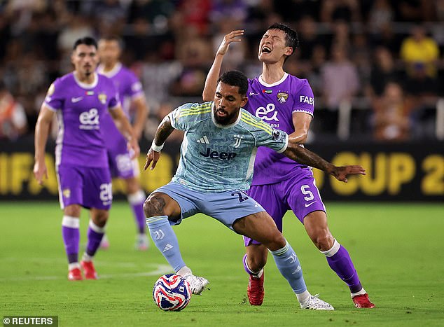 Bivši veznjak Aston Villa Douglas Luiz je drugi koji bi mogao biti uključen u sporazum