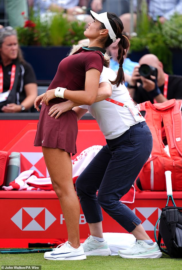 Raducanu je liječila na leđima tijekom četvrtfinalnog gubitka kod Queen's ovog mjeseca